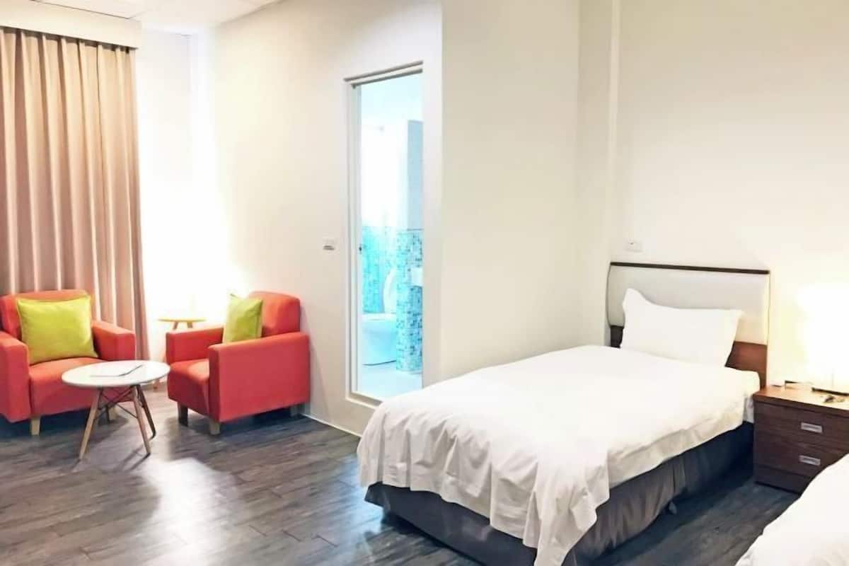 Artículos del minibar gratis, escritorio y cortinas blackout