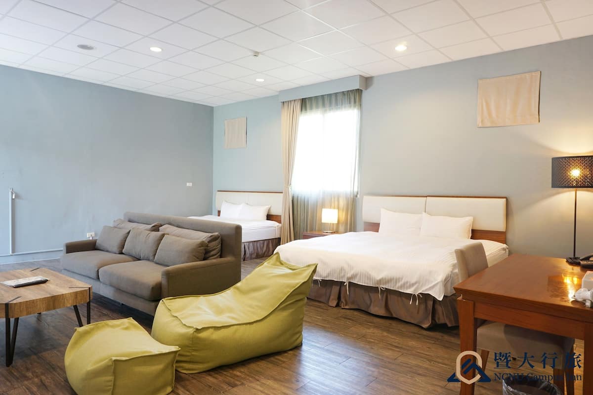 Habitación cuádruple estándar | Artículos del minibar gratis, escritorio y cortinas blackout