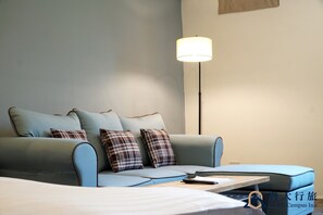 Phòng 4 Tiêu chuẩn | Minibar với thức uống miễn phí, bàn, màn/rèm cản sáng 