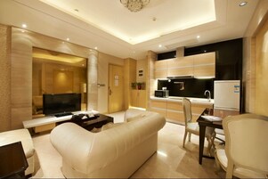 Suite presidencial, 2 habitaciones | Sala de estar | Una televisión