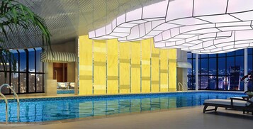 Una piscina cubierta