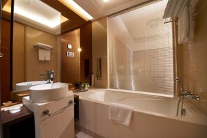 Een douche, gratis toiletartikelen, een haardroger, pantoffels