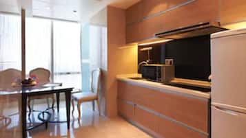 Presidential Suite, 1 Bedroom | Dapur kecil peribadi | Peti sejuk/penyejuk beku saiz penuh, ketuhar gelombang mikro