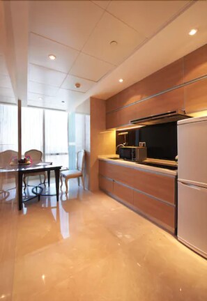 Presidentiële suite, 1 slaapkamer | Privékitchenette | Een koelkast met diepvriezer, een microgolfoven