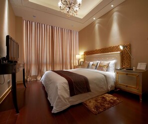 Suite Royal, 2 habitaciones | Minibar (con algunos artículos gratuitos), caja fuerte, escritorio