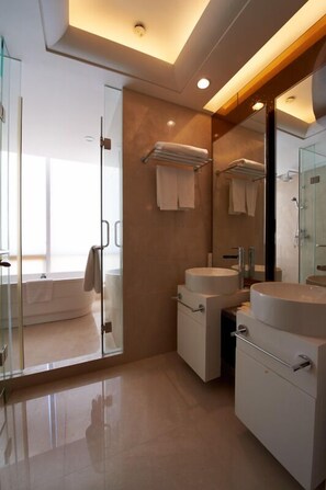 Royal suite, 2 slaapkamers | Badkamer | Een douche, gratis toiletartikelen, een haardroger, pantoffels