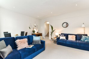 デラックス アパートメント 1 ベッドルーム | リビング エリア | 薄型テレビ、タブレット、MP3 ドック