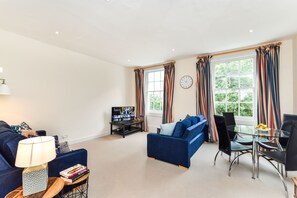 デラックス アパートメント 1 ベッドルーム | リビング エリア | 薄型テレビ、タブレット、MP3 ドック