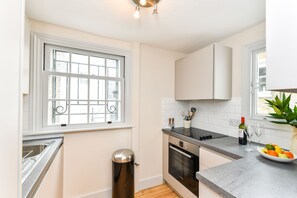 デラックス アパートメント 1 ベッドルーム | 専用キッチン | 大型冷蔵庫、電子レンジ、オーブン、コンロ