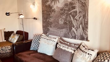 Apartamento familiar, baño privado, vistas al jardín (citybreak premium) | Zona de estar | Televisión de pantalla plana de 65 pulgadas con canales por cable
