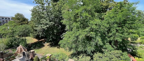 Familienapartment, eigenes Bad, Gartenblick (citybreak premium) | Blick auf den Garten