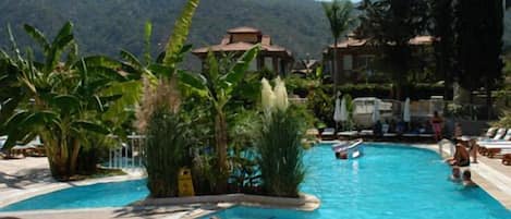 Una piscina al aire libre