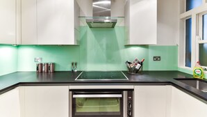 Comfort appartement, 1 slaapkamer | Privékeuken | Een koffiezetapparaat/waterkoker, een koelkast, een magnetron, een oven