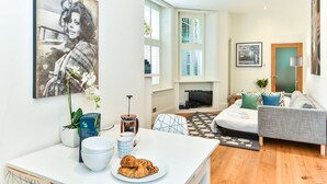 Comfort appartement, 1 slaapkamer | Woonruimte | Een flatscreentelevisie