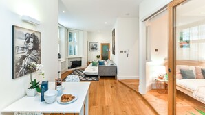Comfort appartement, 1 slaapkamer | Woonruimte | Een flatscreentelevisie