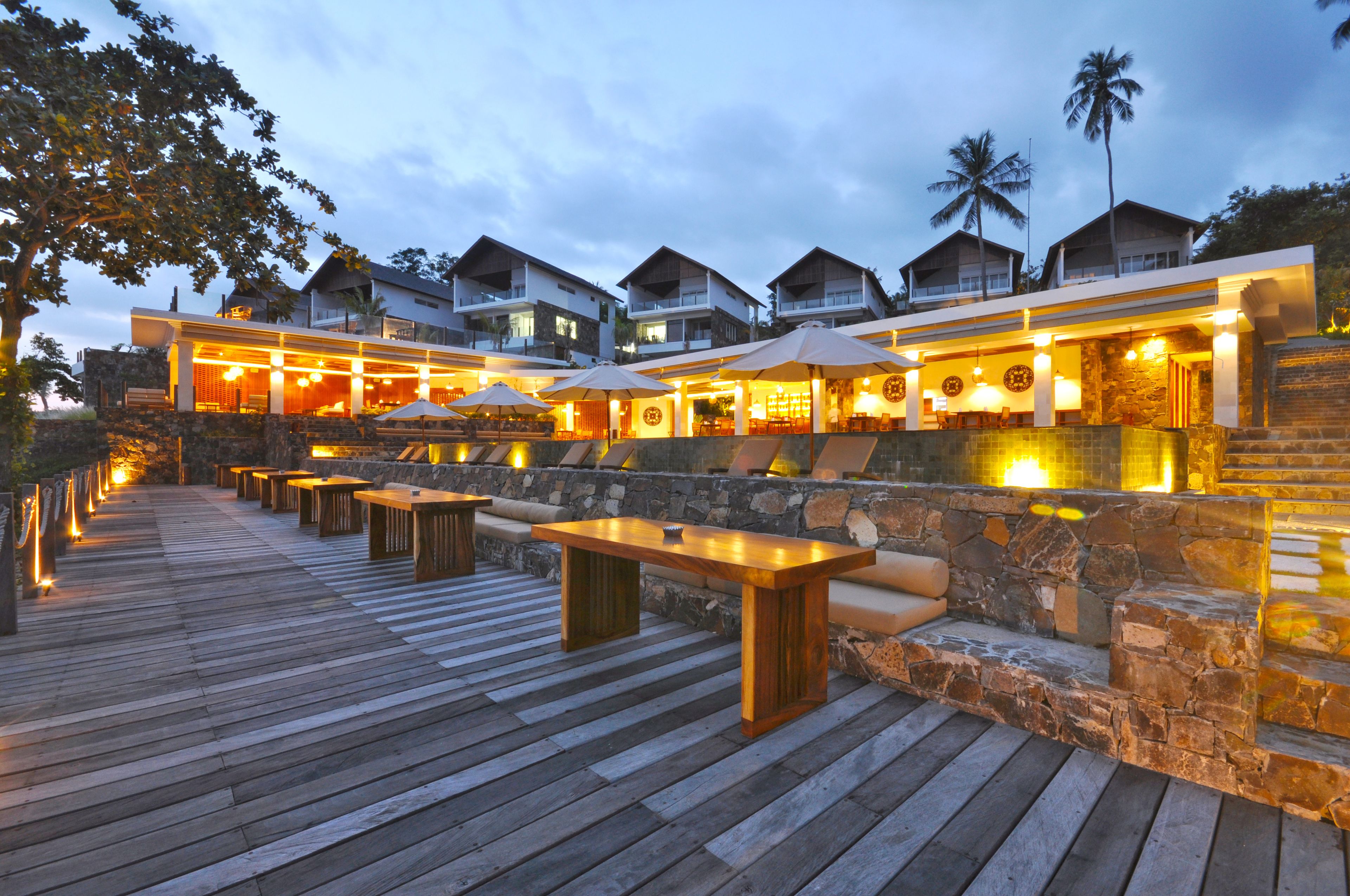 Un resort con mobiliario exterior, muros de piedra y varios edificios.