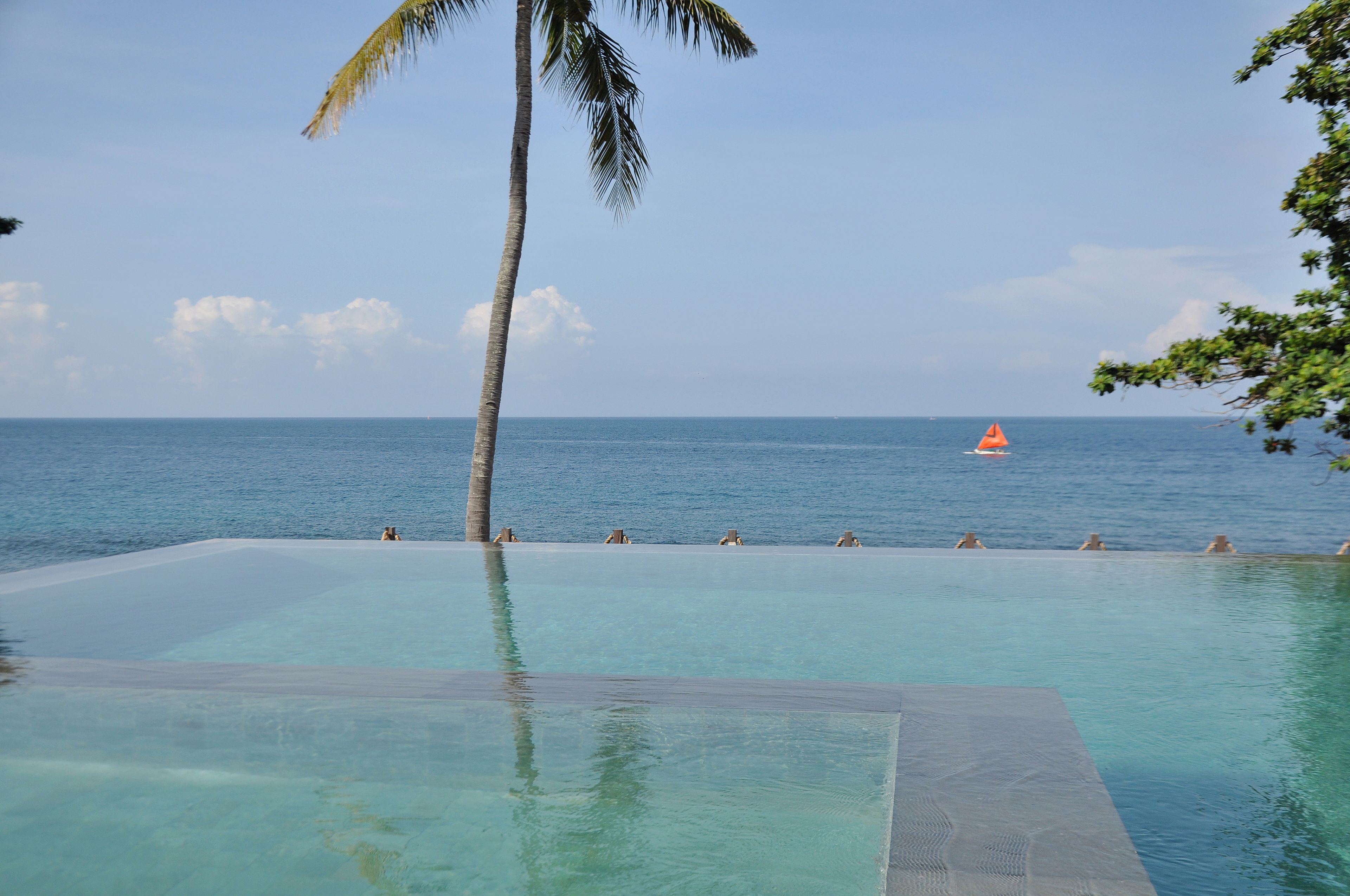 Ein Pool mit Blick auf das Meer.