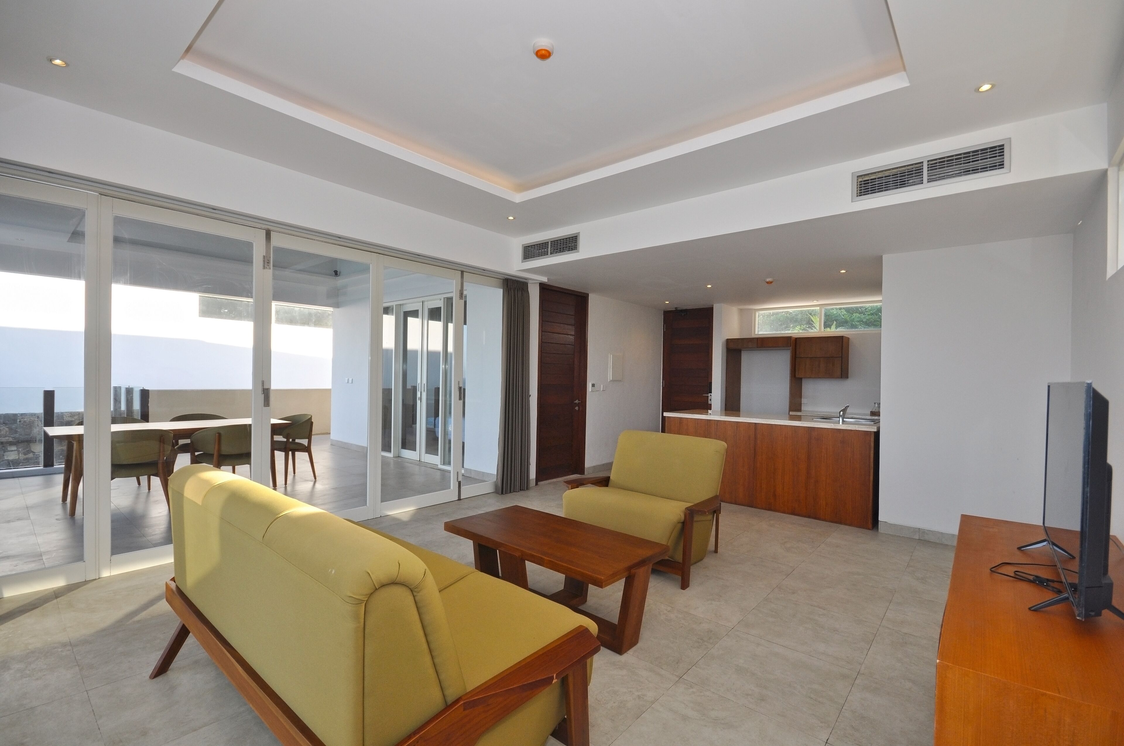 suite ocean | living area | smart tv