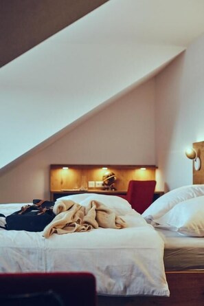Ropa de cama de alta calidad y caja de seguridad en la habitación 