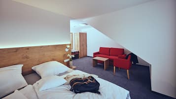 Hochwertige Bettwaren, Zimmersafe, Schreibtisch, schallisolierte Zimmer