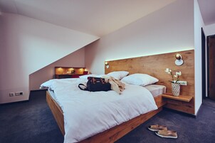 Ropa de cama de alta calidad y caja de seguridad en la habitación 