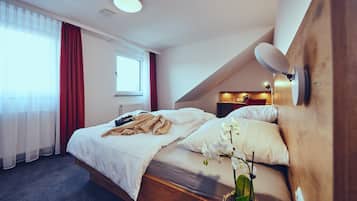 Roupas de cama premium, cofres nos quartos, escrivaninha