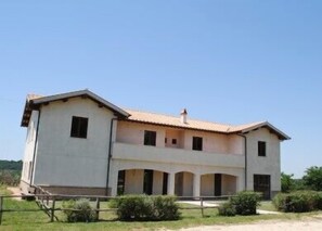 Vista frontal de la propiedad