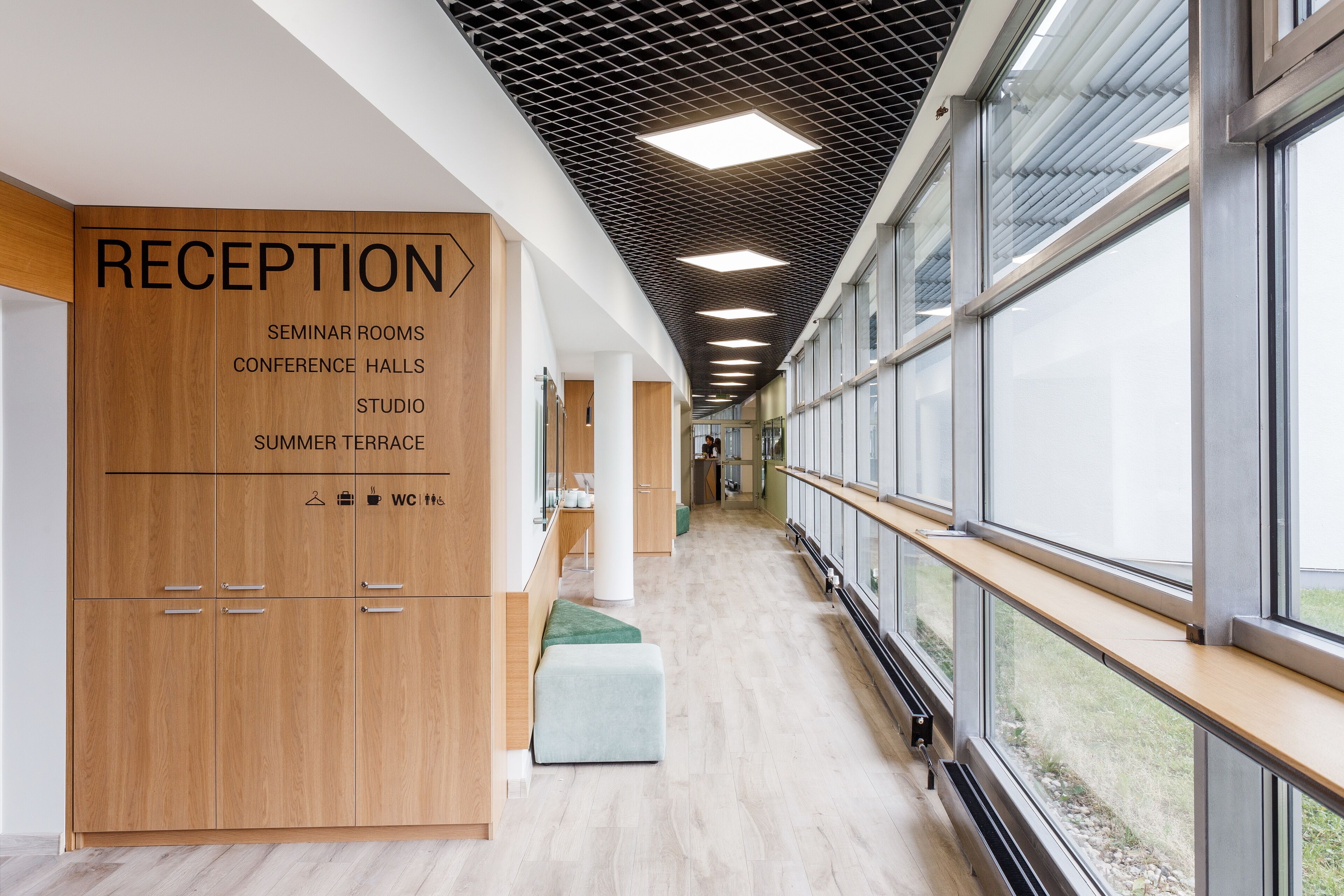 ฝ่ายต้อนรับ