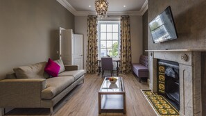 Een 40-inch flatscreentelevisie met digitale zenders en televisie