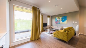 Familie resortwoning, 2 slaapkamers, 2 badkamers, uitzicht op tuin | 1 slaapkamer, hypoallergeen beddengoed, een kluis op de kamer