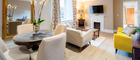 Suite, 1 Bedroom, Garden View | Living area