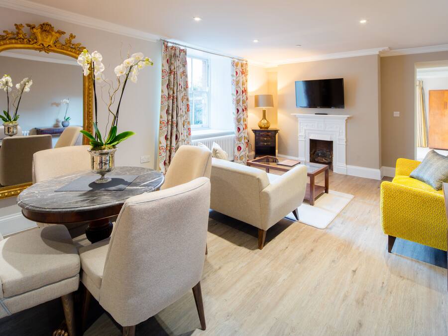 Sviitti, 1 makuuhuone, näköala puutarhaan | Oleskelualue | 40–tuumainen taulutelevisio, jossa digitaalikanavat