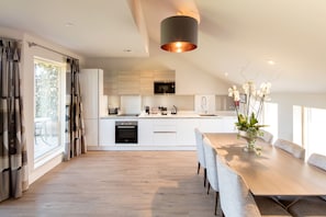 Family Townhome, 2 Bedrooms, 2 Bathrooms, Garden View | Private kitchenette | Fridge, microwave, oven, stovetop - Beech House (Bristol)
