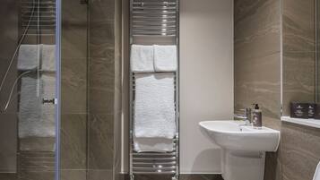 Suite, 1 chambre, vue jardin | 1 chambre, literie hypoallergénique, coffres-forts dans les chambres