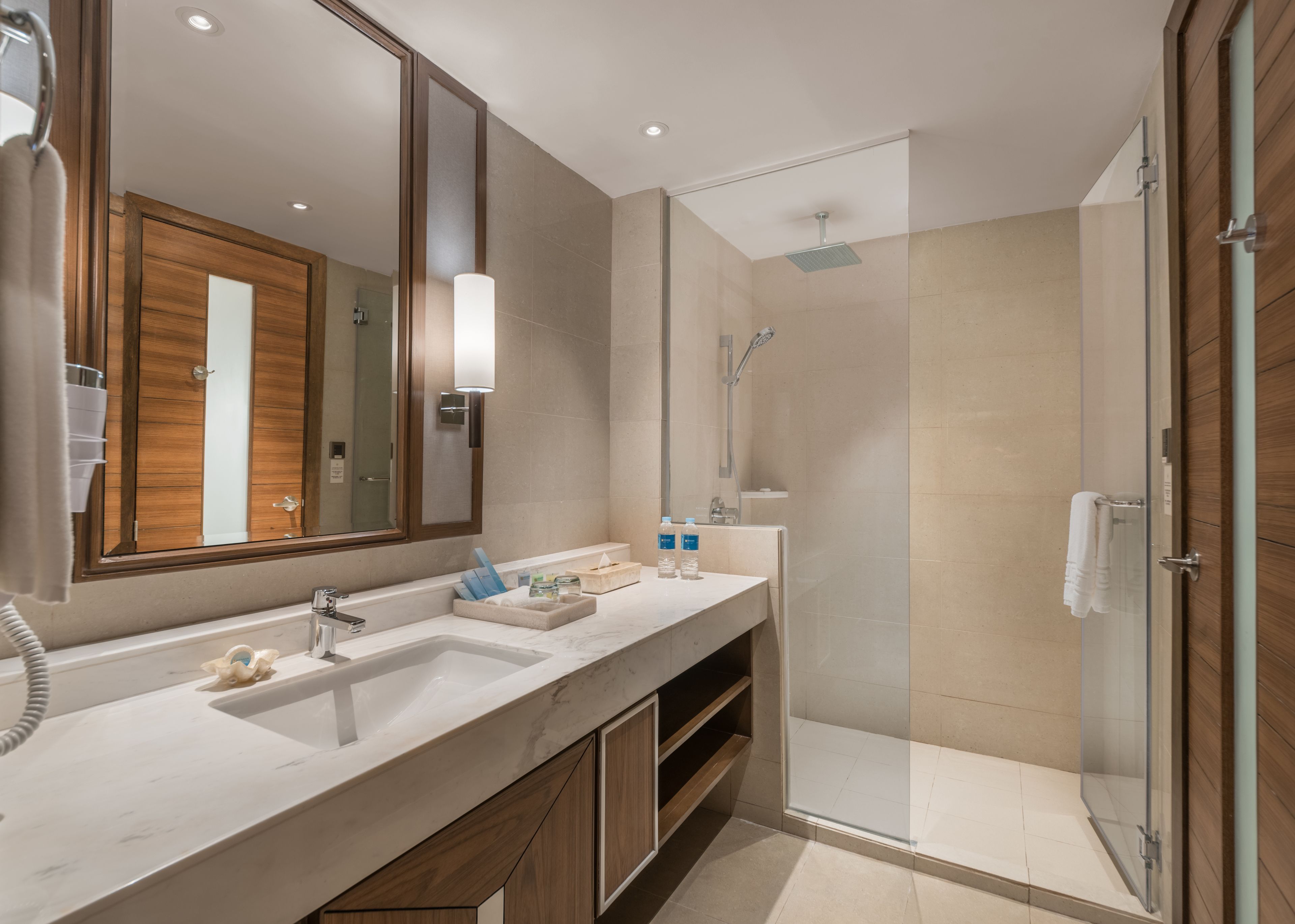 deluxe room | bathroom | free toiletries, slippers, bidet, towels