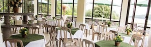 An indoor dining area with tables covered in green tablecloths, white chairs, and potted plants. - Hotel Morro do Sol (Porto Belo)