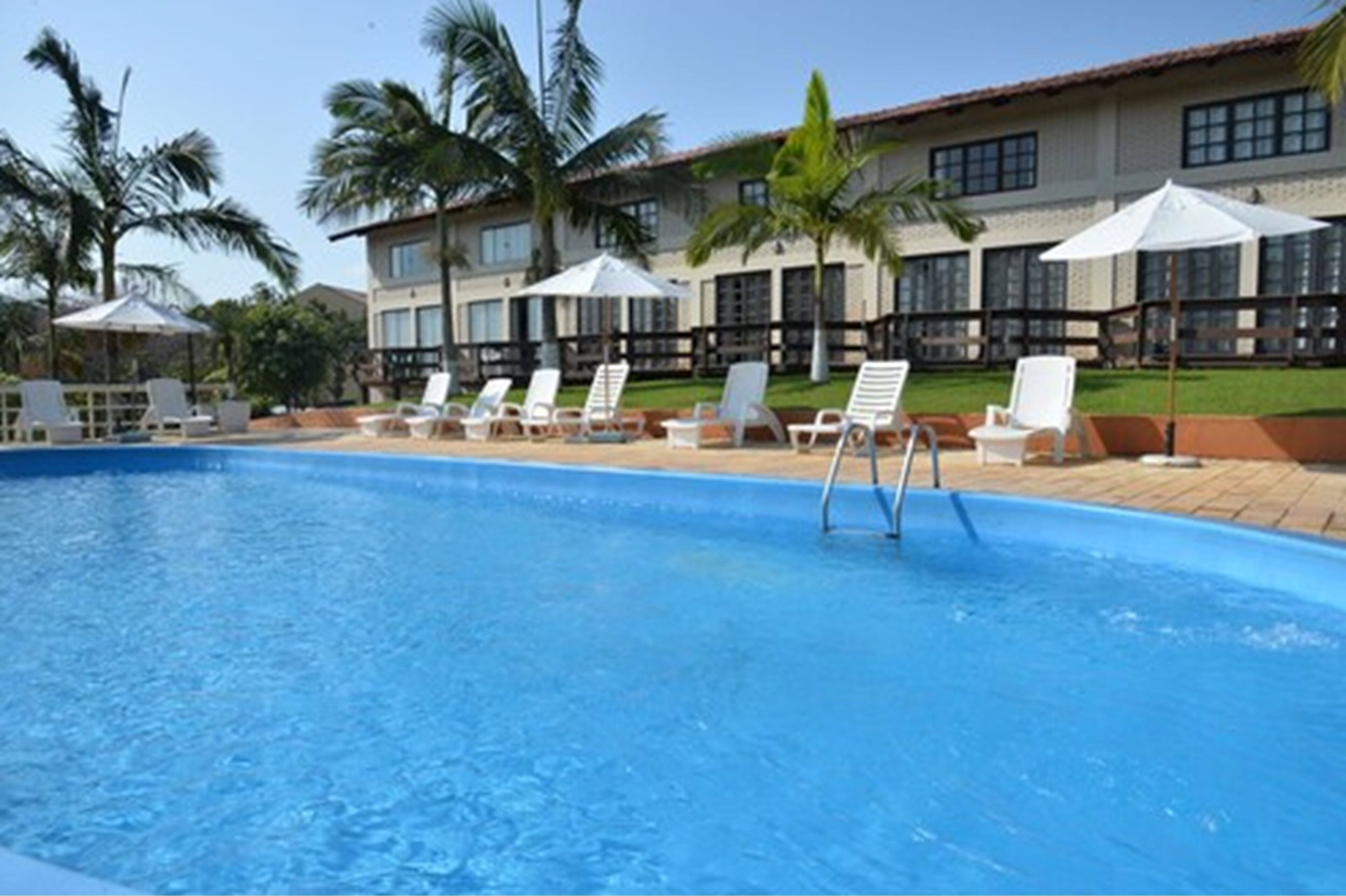 Een binnenzwembad, 2 buitenzwembaden en parasols bij het zwembad