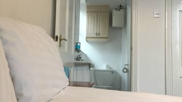 Dobbeltrom – standard | Bad | Dusj, toalettartikler (inkludert), hårføner og håndklær