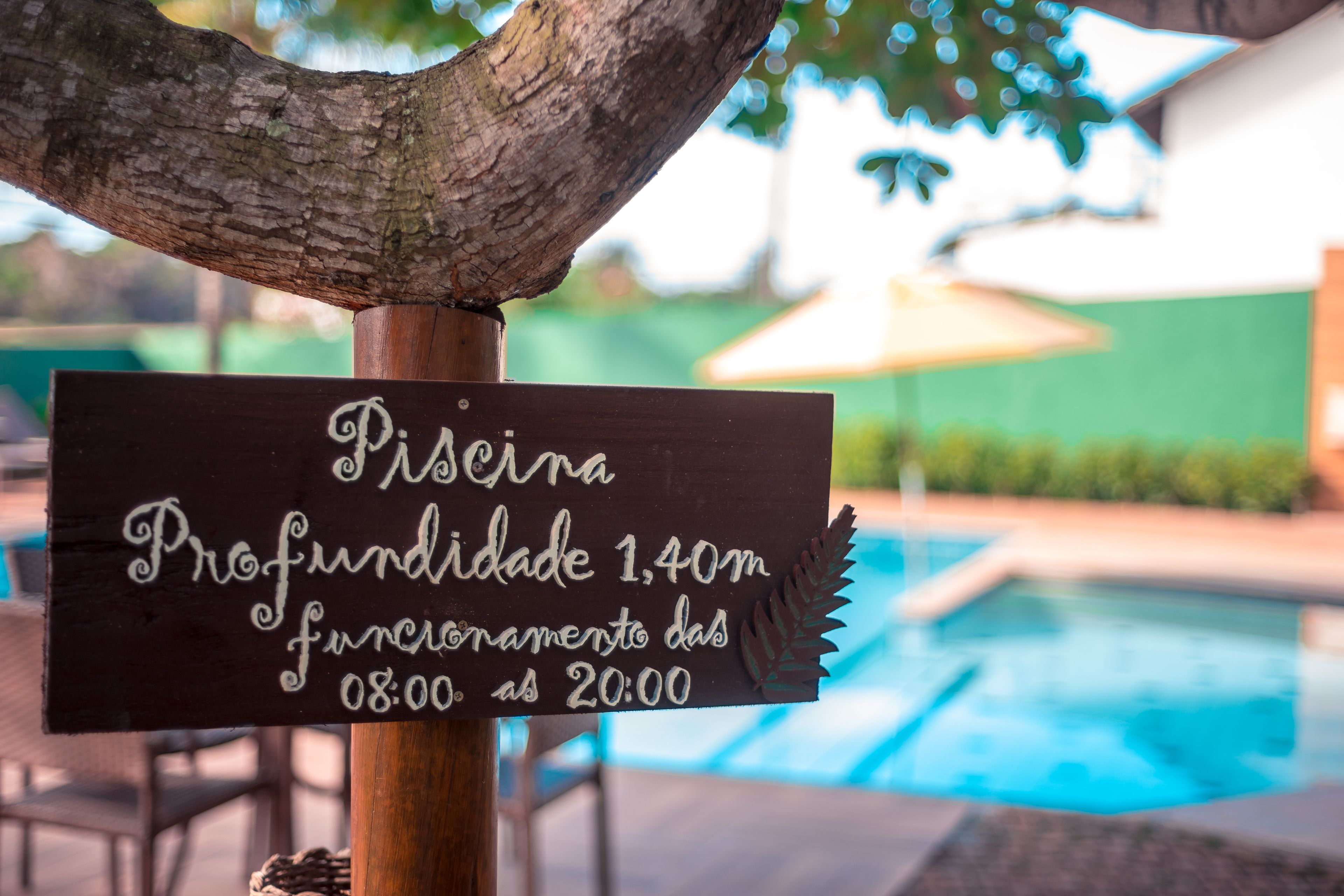 Señal que indica una profundidad de piscina de 1,40m y horario de funcionamiento de 8:00 a 20:00.