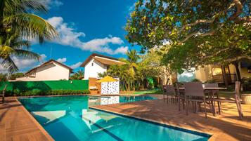 Utomhuspool, parasoller och solstolar