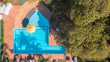 Utomhuspool, parasoller och solstolar