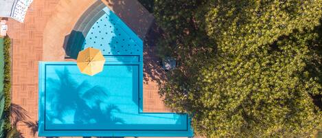 Outdoor pool, pool umbrellas, sun loungers