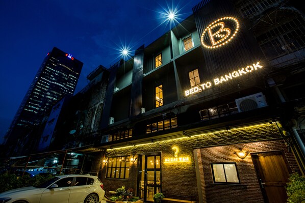 Façade de l’hébergement - soirée/nuit