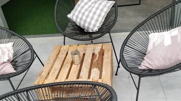 Se sirven desayunos, comidas, cenas y cocina local e internacional