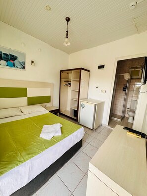 Habitaci ón individual estándar | Caja fuerte, escritorio, wifi gratis y ropa de cama