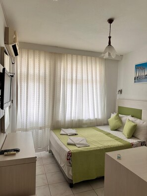 Habitación individual estándar | Caja fuerte, escritorio, wifi gratis y ropa de cama