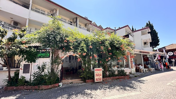 A building with a sign for free rooms at a Derya Motel. - Derya Motel (Manavgat)