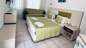 A hotel room with a bed, a desk, a chair, a wardrobe, and a bathroom. - Derya Motel (Manavgat)