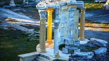 Ruinas antiguas con columnas y estructuras de piedra.