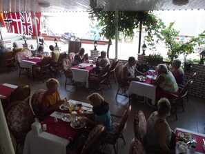 Breakfast and dinner served